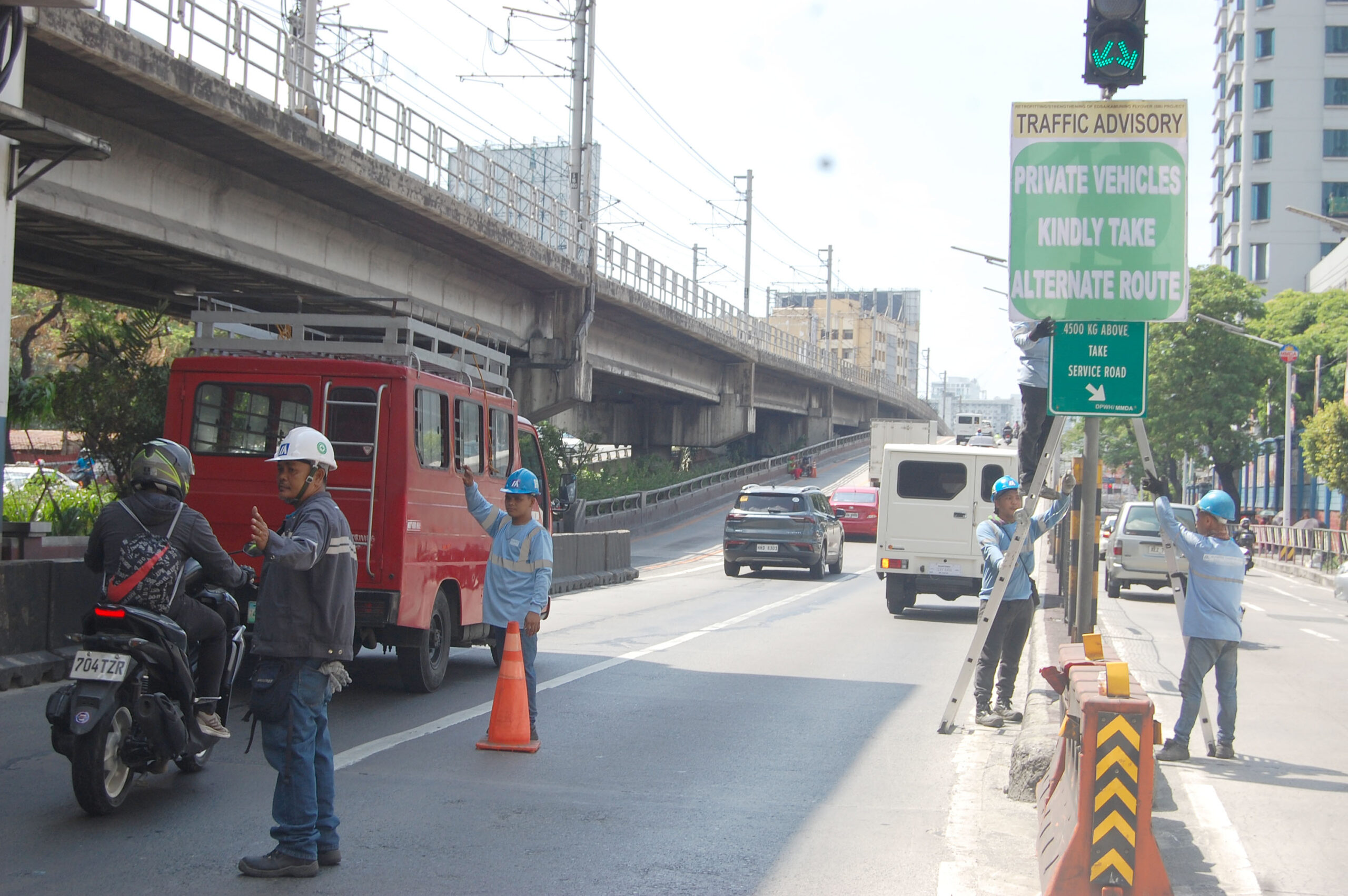 Dpwh Naglagay Na Ng Flyover Traffic Signage Sa Edsa Kamuning Sa Qc