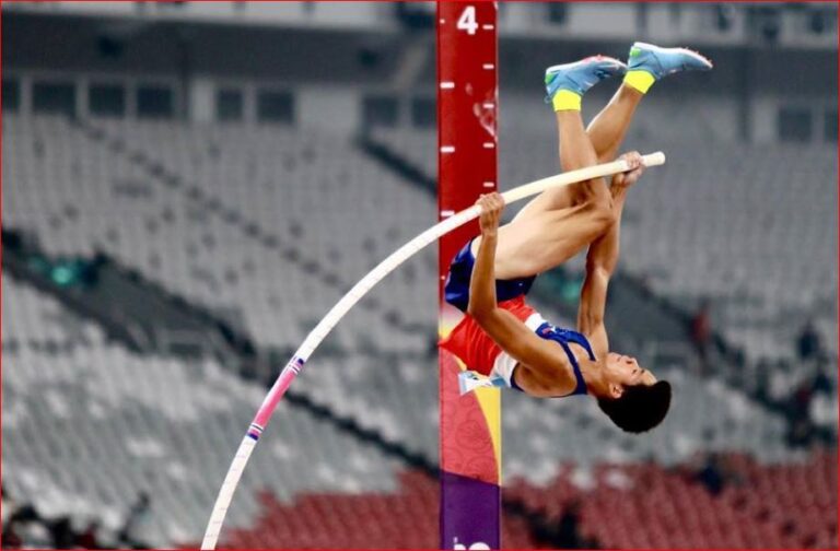 pole-vaulter-EJ-Obiena