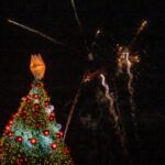 Higanteng Christmas tree sa Navotas pinailawan