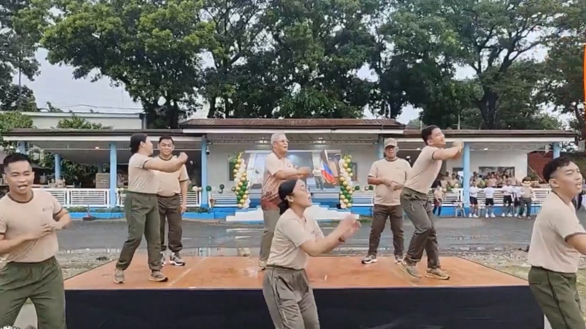 Nakiisa si Bureau of Corrections Director General Gregorio Pio P. Catapang Jr. sa mga tauhan ng BuCor sa isang masiglang Zumba session ngayong araw. Bahagi ito ng health and wellness program ng kawanihan bilang pagdiriwang sa kanyang ika-67 na kaarawan bukas. Bukod sa pagpapalakas ng katawan, layunin din ng aktibidad na ito na patatagin ang samahan at isulong ang kahalagahan ng physical fitness sa trabaho. Ang pakikibahagi ni DG Catapang ay patunay ng kanyang walang-sawang suporta sa kalusugan at kapakanan ng bawat kawani ng BuCor.